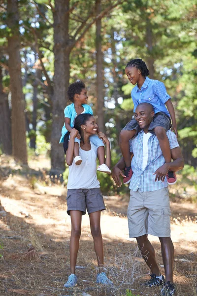 ハッピー または黒人の家族は 自然の中で休暇中にリラックスしたり絆を結ぶために森でハイキングします 子供の兄弟 母親またはアフリカの父親は 笑顔でアウトドアアドベンチャーでトレッキング — ストック写真