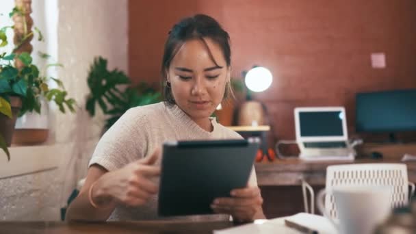 Tvář Ženy Úsměvem Tablet Drobné Podnikání Line Rozvrh Agenda Nebo — Stock video