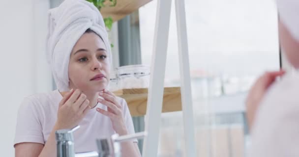 Casa Espelho Mulher Com Acne Cuidados Com Pele Beleza Com — Vídeo de Stock