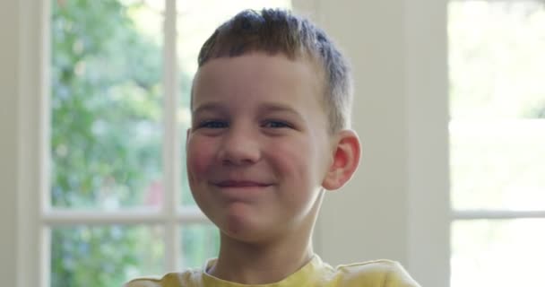 Enfant Visage Sourire Maison Garçon Confiant Dans Appartement Pour Paix — Video