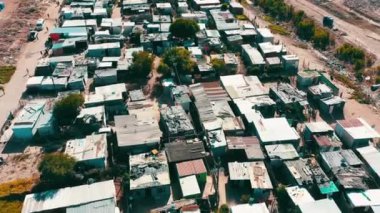 Güney Afrika 'nın insansız hava aracından köyü, sokağı ve manzarası olan bir mahallede toplum, yoksulluk ve evler. Kalabalık, kasaba ve çatı barakaları, yerleşim yerleri ya da varoşlardaki evler.