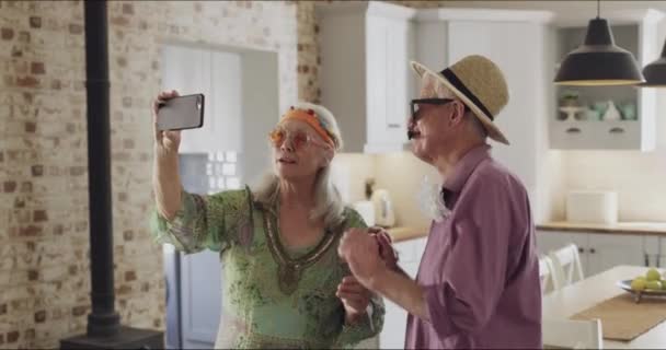 Casal Dança Traje Engraçado Chamada Vídeo Para Aposentadoria Selfie Mídia — Vídeo de Stock
