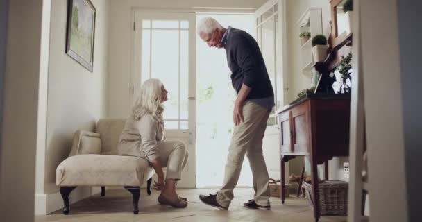シニアカップル 散歩のために家を出て 一緒にアウトドアアクティビティの準備をする 高齢者 婚姻障害者 ケイン 退職や帰国を楽しんでいる方 — ストック動画