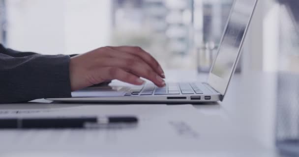Person Hände Und Laptop Mit Schreibtisch Für Geschäftliche Mails Kommunikation — Stockvideo