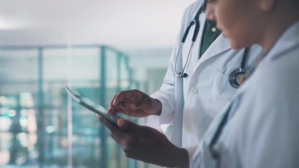 Personnes Tablette Équipe Médecins Planifiant Hôpital Recherche Consultation Ligne Ensemble — Video