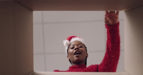 Femeie Unghi Scăzut Cutie Deschisă Crăciun Surpriză Sau Entuziasmată Pentru — Videoclip de stoc