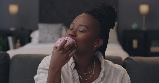 Afrikaanse Vrouw Het Eten Van Cupcake Slaapkamer Met Teken Voor — Stockvideo