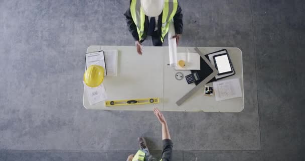Boven Tablet Ingenieurs Voor Vergadering Tafel Veiligheidsuitrusting Handdruk Voor Berekeningen — Stockvideo