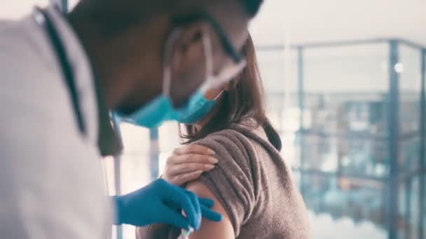 Vaccin Injectie Vrouw Kliniek Met Arts Preventie Van Griep Bacteriën — Stockvideo