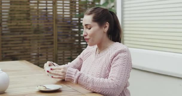 女人在家里喝咖啡放松 在后院的餐桌前平静 早上在花园享用健康的热饮早餐的画像 茶杯和快乐的年轻人 — 图库视频影像