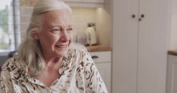 Старшая Женщина Кушающая Смеющаяся Комедию Доме Престарелых Разговаривающая Смешная Юмористка — стоковое видео