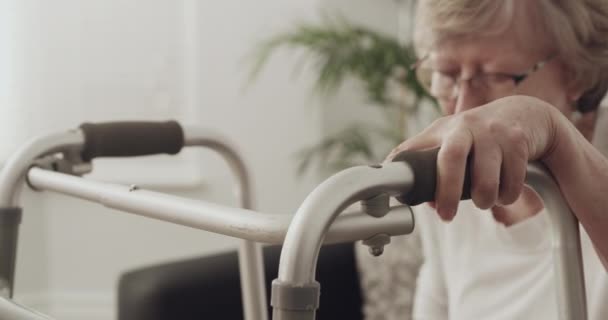 Starsza Kobieta Wsparcie Lub Chodzik Dla Osób Niepełnosprawnych Opieki Kręgarza — Wideo stockowe