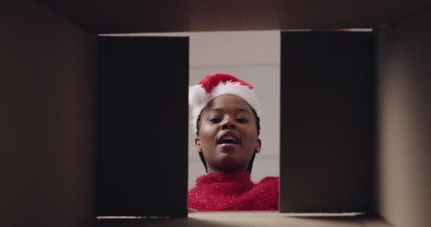 Kadın Noel Aşağıda Açık Bir Kutuda Mutlu Ürün Için Heyecanlı — Stok video