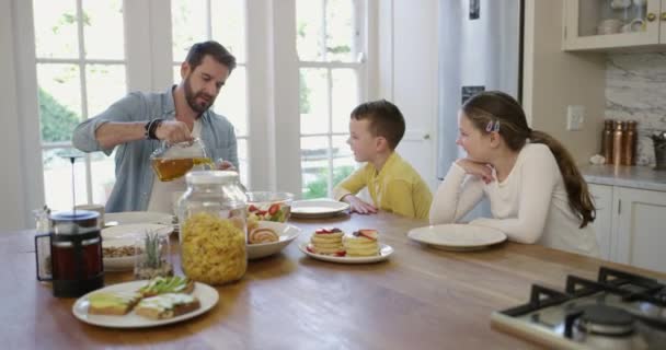 Ojciec Dzieci Śniadanie Kuchni Poranne Odżywianie Naleśniki Lub Napoje Sokowe — Wideo stockowe