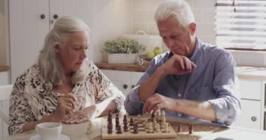 Son sınıf çifti, satranç tahtası ve evde birlikte oyun oynuyorlar, ilişki için mücadele ve bağ. Yaşlılar, kahve içip mutfakta rekabet, etkinlik ve emeklilik yarışması.