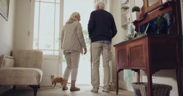 Oudere Echtpaar Voordeur Het Verlaten Van Huis Wandelen Samen Klaar — Stockvideo