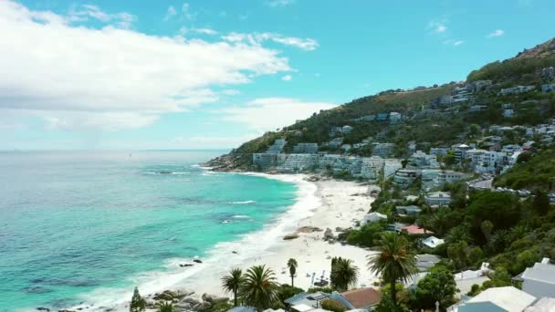 Drone Playa Ciudad Con Arena Cielo Azul Para Vacaciones Vacaciones — Vídeo de stock