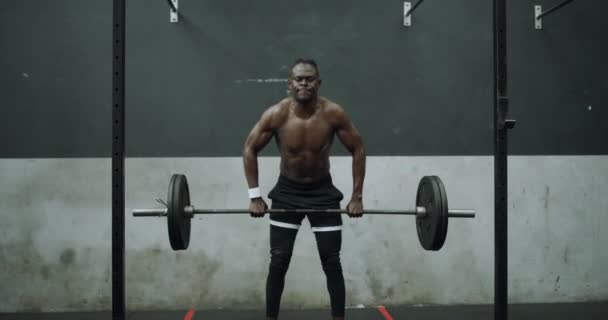 체육관에서 체육관에서 피트니스 강력한 훈련을위한 리프팅 아프리카 스포츠 프레스에 무게와 — 비디오