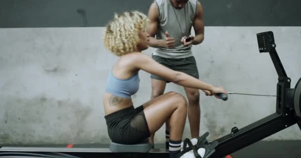 Gente Fitness Máquina Remo Con Entrenador Personal Cinco Para Éxito — Vídeos de Stock
