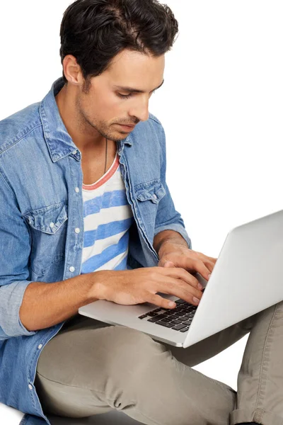 Człowiek Wolny Strzelec Wpisując Laptopie Studio Sieci Dostępem Internetu Przez — Zdjęcie stockowe