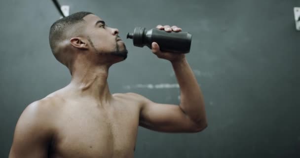 Man Fitness Drinkwater Fitnessruimte Voor Hydratatie Training Oefening Training Man — Stockvideo