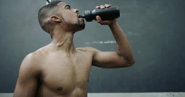Man Fitness Drinkwater Voor Hydratatie Het Sporten Sporten Trainen Sportschool — Stockvideo
