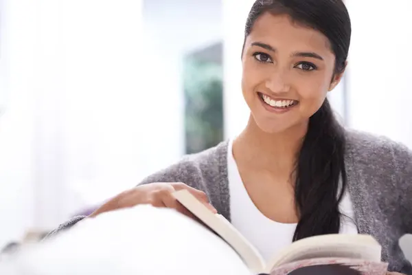 Retrato Mujer Libro Lectura Educación Hogar Aprendiendo Contento Con Literatura — Foto de Stock