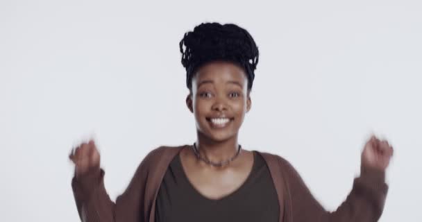 Ganador Aplausos Cara Mujer Negra Feliz Estudio Saltando Celebración Wow — Vídeos de Stock