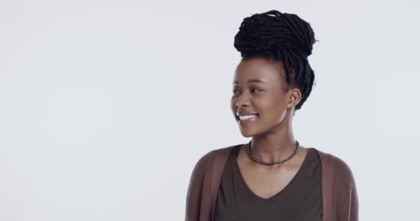 Makieta Uśmiech Twarz Czarnej Kobiety Ręką Wskazującą Ogłoszenie Studia Białym — Wideo stockowe