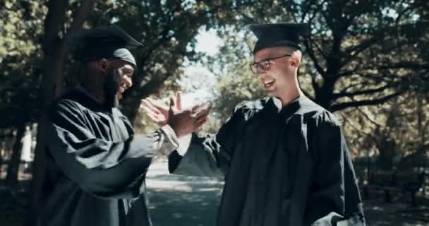 毕业生 快乐的学生和朋友拥抱 祝贺你在大学取得成就或成功 男人或与毕业生握手 击掌或在校园支持大学教育 — 图库视频影像