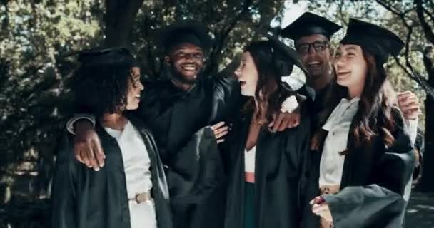 Diplomaosztó Diákok Barátok Ölelkeznek Egyetemen Teljesítményért Sikerért Támogatásért Főiskolán Ismerettel — Stock videók