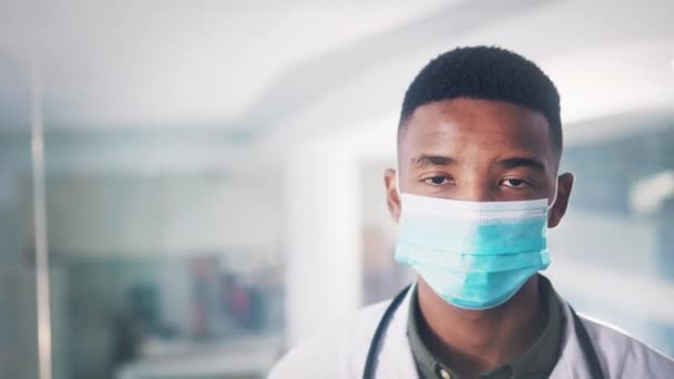 アフリカ人男性 ゴーグル 安全のためのマスク 病院でバクテリアを停止します コビド19のための個人 薬剤およびPpeおよび診療所の職場の危険のための準備と直面して下さい — ストック動画