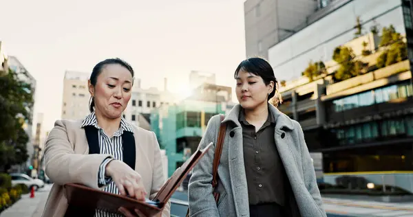 Dokumenty Spacery Japońskich Ludzi Biznesu Mieście Porannych Dojazdów Podróży Dyskusji — Zdjęcie stockowe