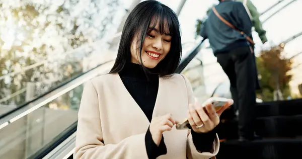 Smartphone Šťastná Japonka Eskalátoru Městě Aplikace Sociálních Médií Nebo Čtení — Stock fotografie