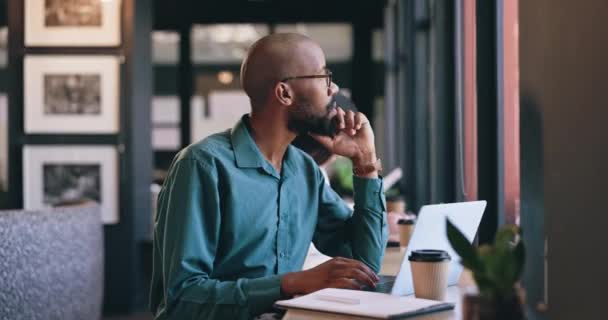 Laptop Gondolkodás Üzleti Fekete Ember Kávézóban Távoli Munka Kutatás Vagy — Stock videók