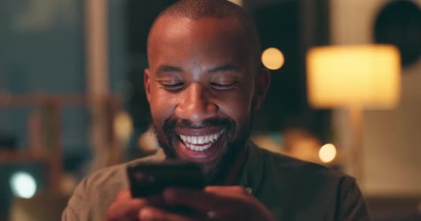 ブラックマン コミュニケーション 電子メール 家庭でのテキストのためのスマートフォンと夜のチャットで笑顔 ハッピー 面白いミーム ソーシャルメディア オンライン投稿 モバイルアプリ アパートでの接続 — ストック動画