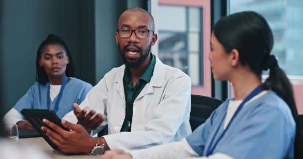 Liderazgo Tableta Médicos Reunión Para Planificación Estrategia Investigación Colaboración Hospital — Vídeos de Stock