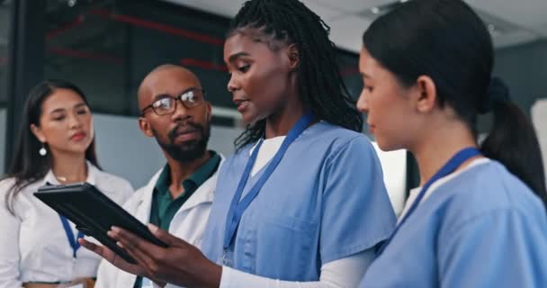 Medizinisches Team Tablet Und Diskussion Krankenhaus Mit Arzt Besprechung Und — Stockvideo