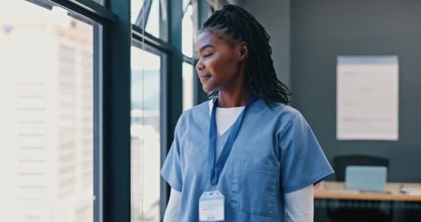 Enfermeiro Saúde Pensamento Janela Hospital Com Ideias Para Cirurgia Decisão — Vídeo de Stock