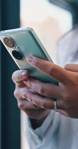 Araştırma Tele Sağlık Tıbbi Danışmanlık Için Telefonlu Eller Doktor Hastanede — Stok video