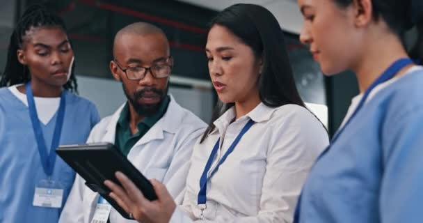Discusión Tableta Equipo Médicos Planificación Una Estrategia Cirugía Colaboración Hospital — Vídeos de Stock