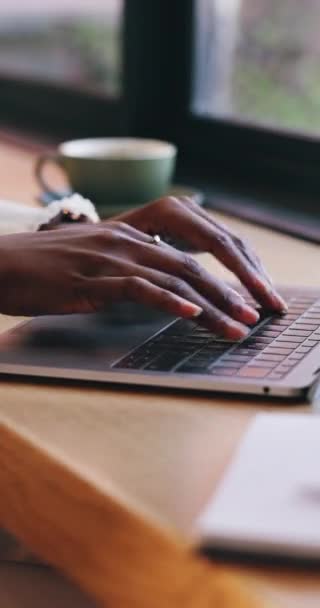 Kafejka Zdalnej Pracy Ręce Kobieta Laptopem Badań Planowania Lub Edycji — Wideo stockowe