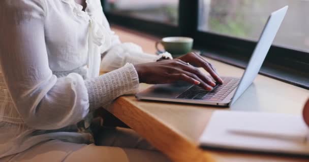Kobieta Kawiarnia Pisanie Laptopie Ręce Zdalnej Pracy Dla Biznesu Napisz — Wideo stockowe