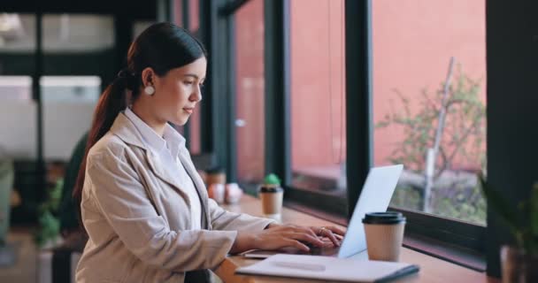 Cafe Thinking Woman Laptop Typing Connection Internet Deadline Copywriter Restaurant — Stock Video