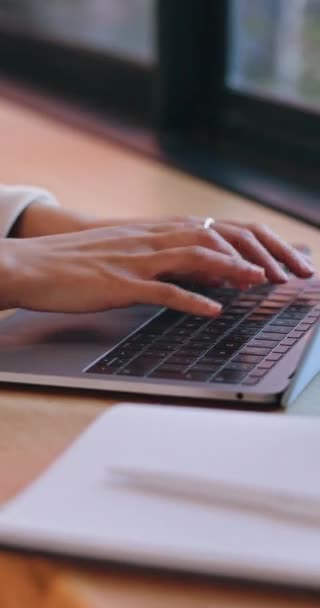 Uzak Çalışma Kafe Kadın Elleri Dizüstü Bilgisayar Araştırması Planlama Veya — Stok video