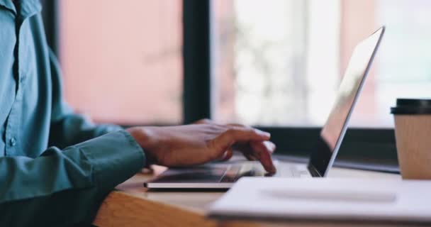 Kawiarnia Ręce Człowiek Laptopem Pisanie Połączenie Internetem Zbliżenie Lub Powiadomienie — Wideo stockowe