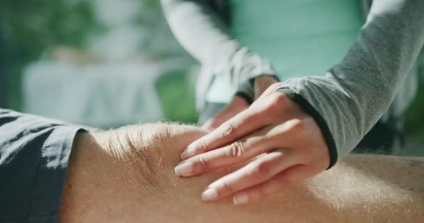 Fizjoterapeuta Ludzie Dłonie Masują Kolana Nogi Lub Opiekę Anatomiczną Przypadku — Wideo stockowe
