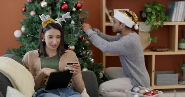 Tablet Online Shopping Och Par Julen Hemmet Med Rabatt Gåva — Stockvideo