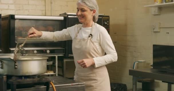 Keuken Vrolijke Vrouw Bagel Koken Een Kookpot Met Chef Kok — Stockvideo