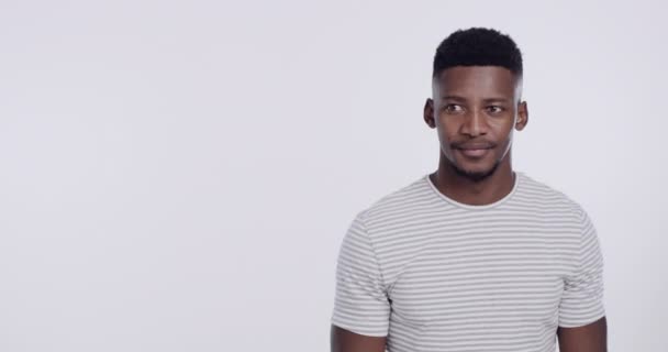 Wow Hombre Emocionado Negro Con Mano Apuntando Estudio Para Guía — Vídeos de Stock